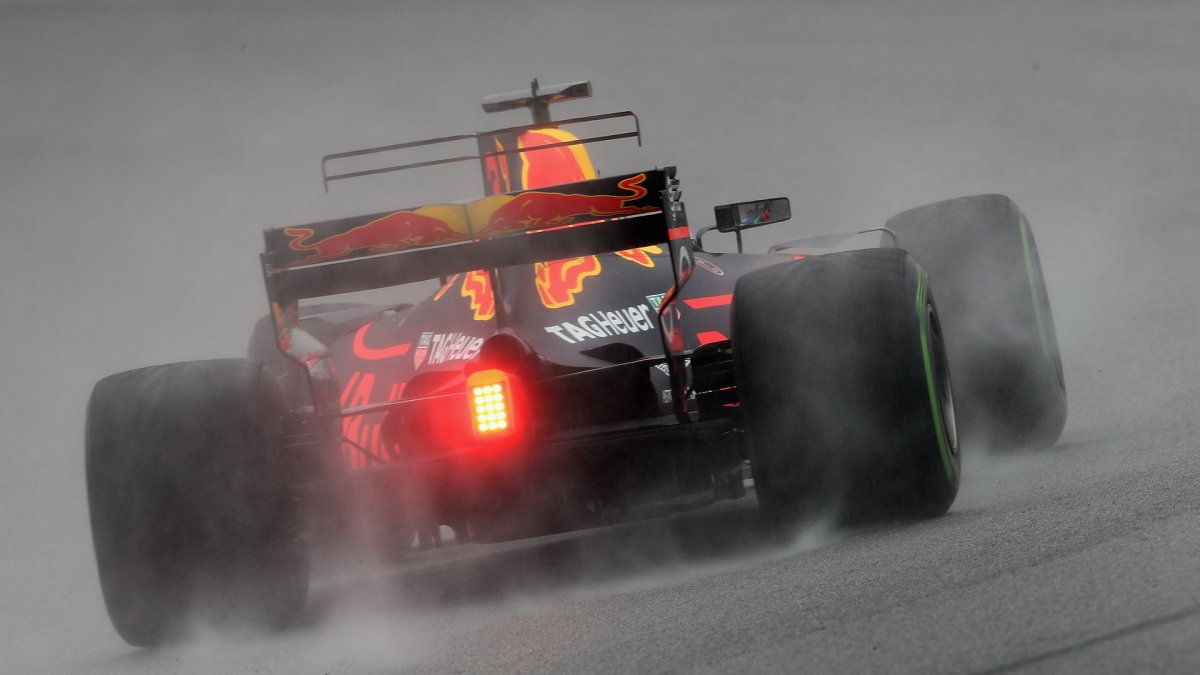 Daniel Ricciardo za deštivého tréninku v Malajsii