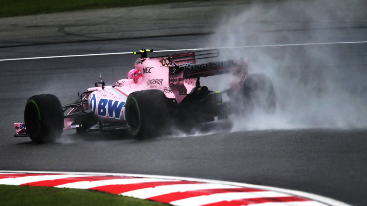 Esteban Ocon za deštivého tréninku v Malajsii