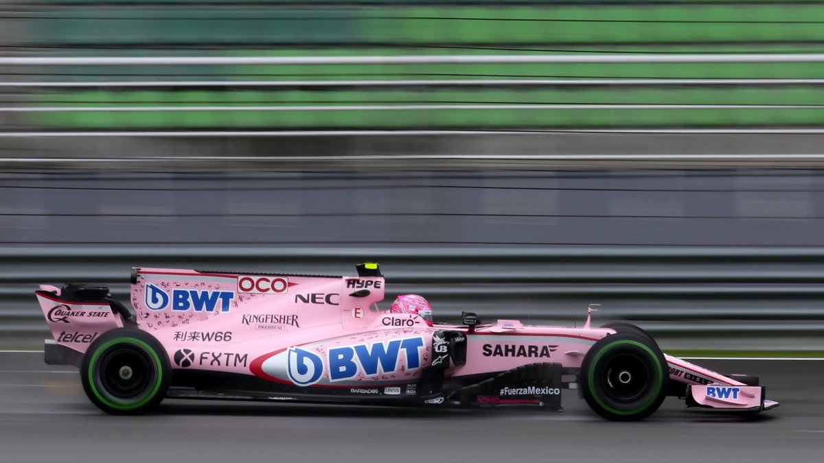 Esteban Ocon za deštivého tréninku v Malajsii