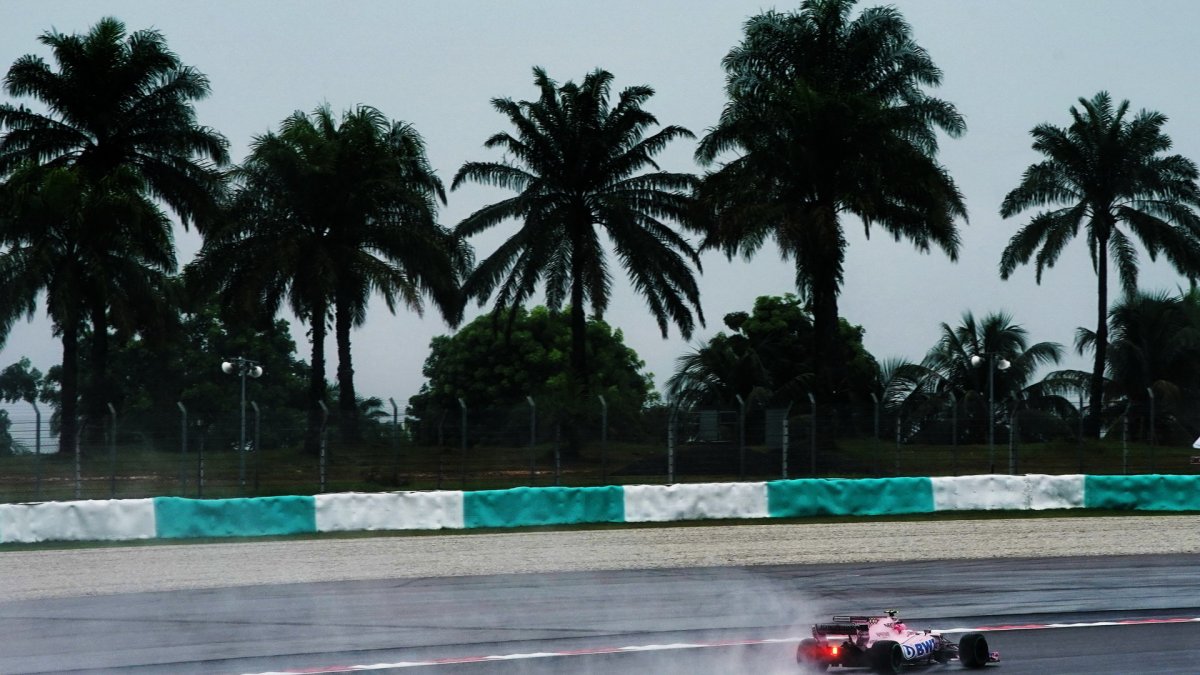 Esteban Ocon za deštivého tréninku v Malajsii