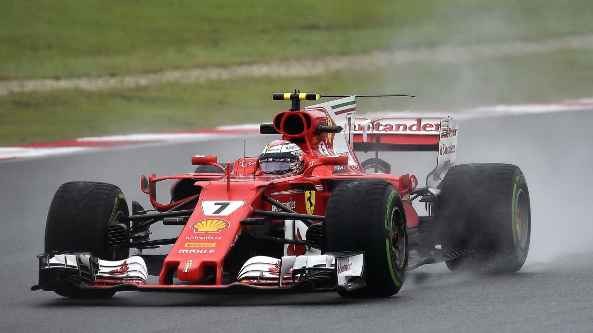 Kimi Räikkönen za deštivého tréninku v Malajsii