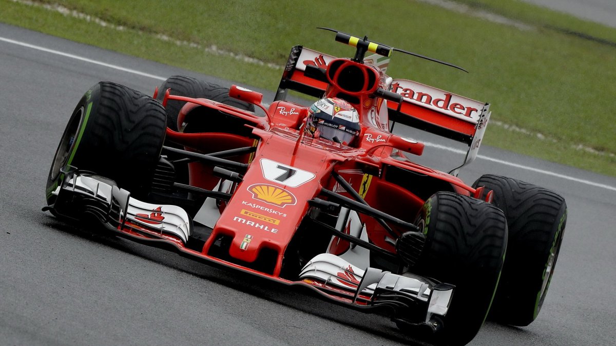 Kimi Räikkönen za deštivého tréninku v Malajsii