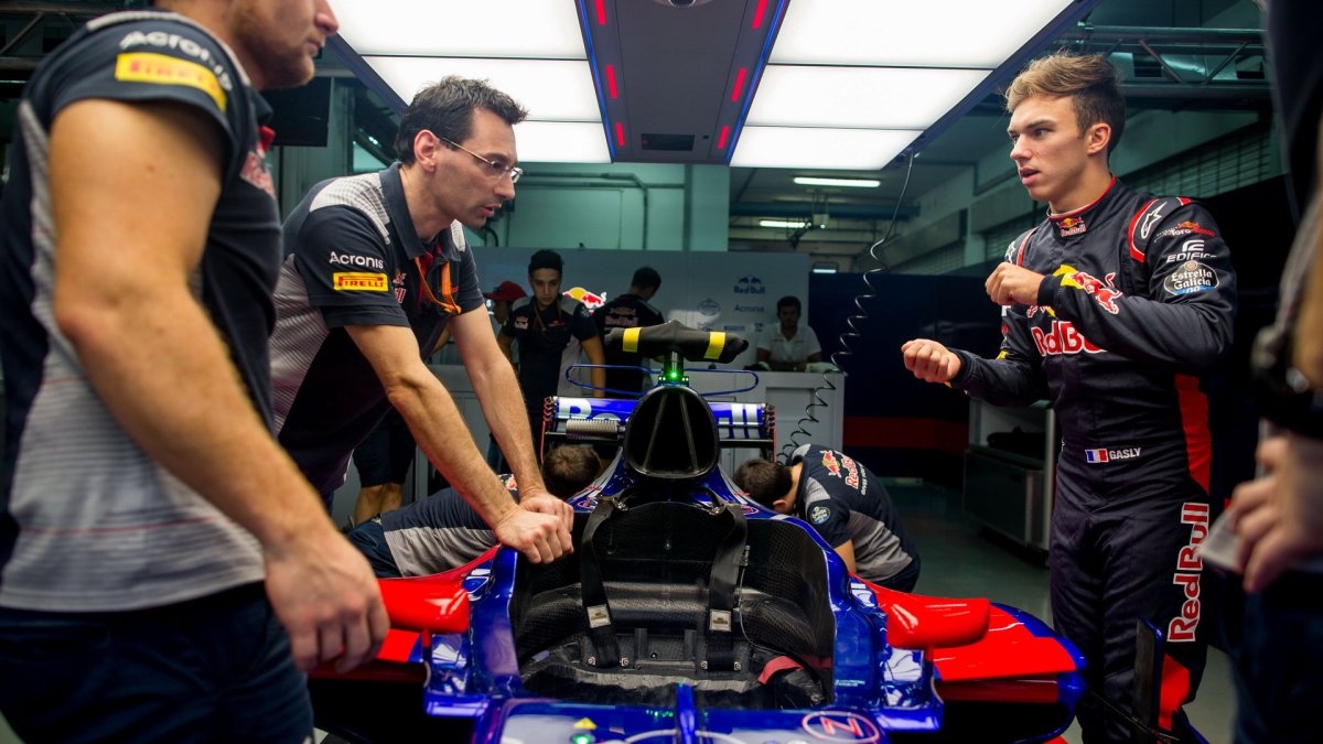 Pierre Gasly za deštivého tréninku v Malajsii