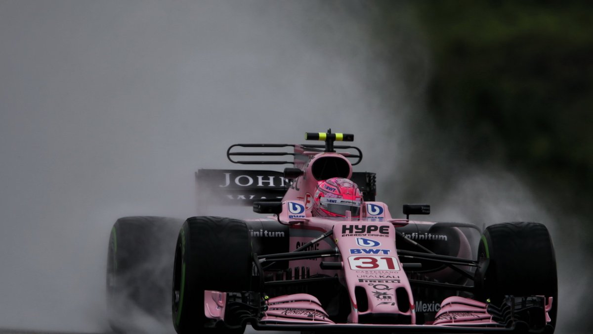 Esteban Ocon za deštivého tréninku v Malajsii
