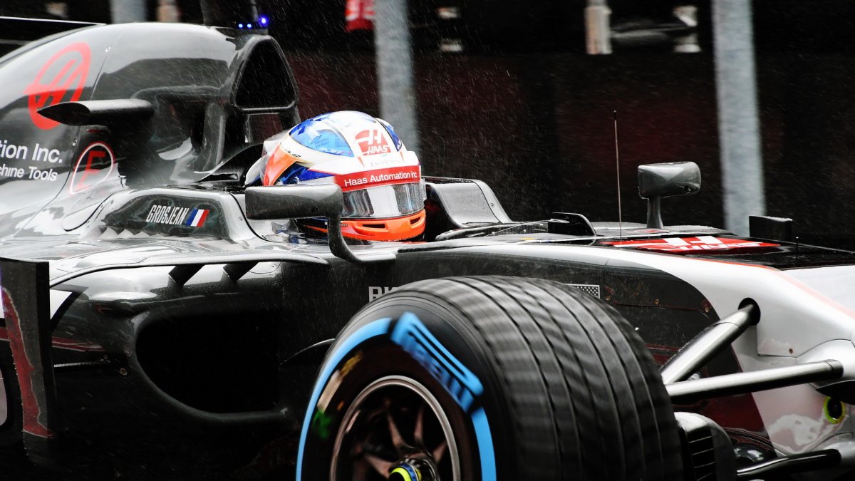 Romain Grosjean za deštivého tréninku v Malajsii