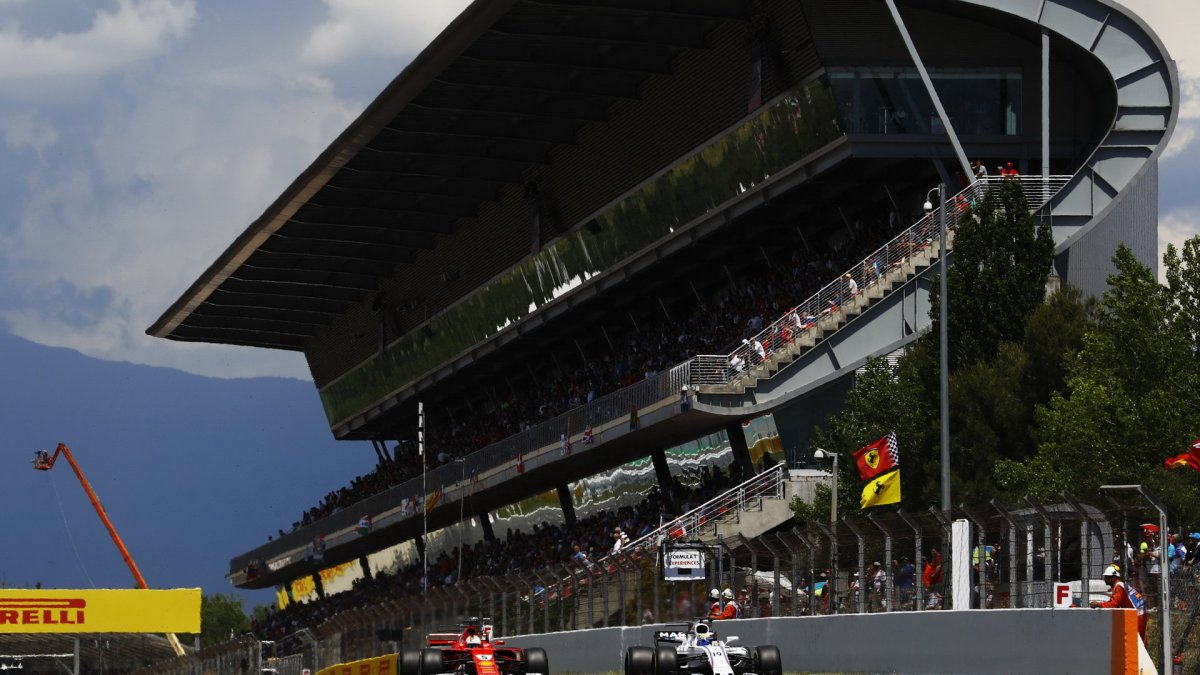 Sebastian Vettel předjíždí Felipeho Massu v Barceloně