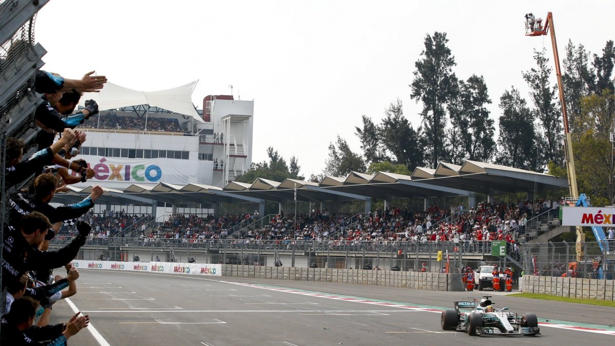 Lewis Hamilton v cíli závodu v Mexiku