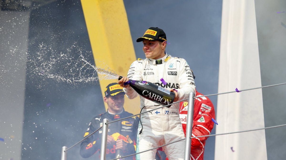 Valtteri Bottas na pódiu po závodě v Mexiku
