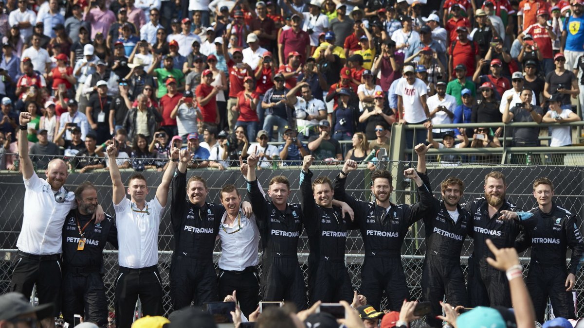 Mechanici Mercedesu slaví 4 titul mistra světa v Mexiku