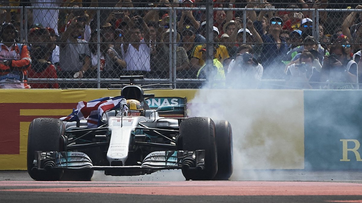 Lewis Hamilton slaví svůj 4 titul mistra světa v Mexiku