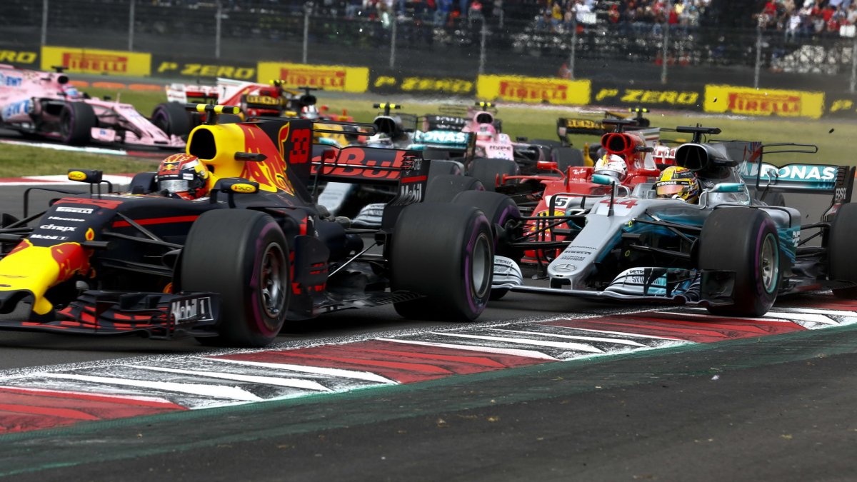 Těsný souboj mezi Sebastianem Vettelem, Maxem Verstappenem a Lewisem Hamiltonem po startu závodu v Mexiku