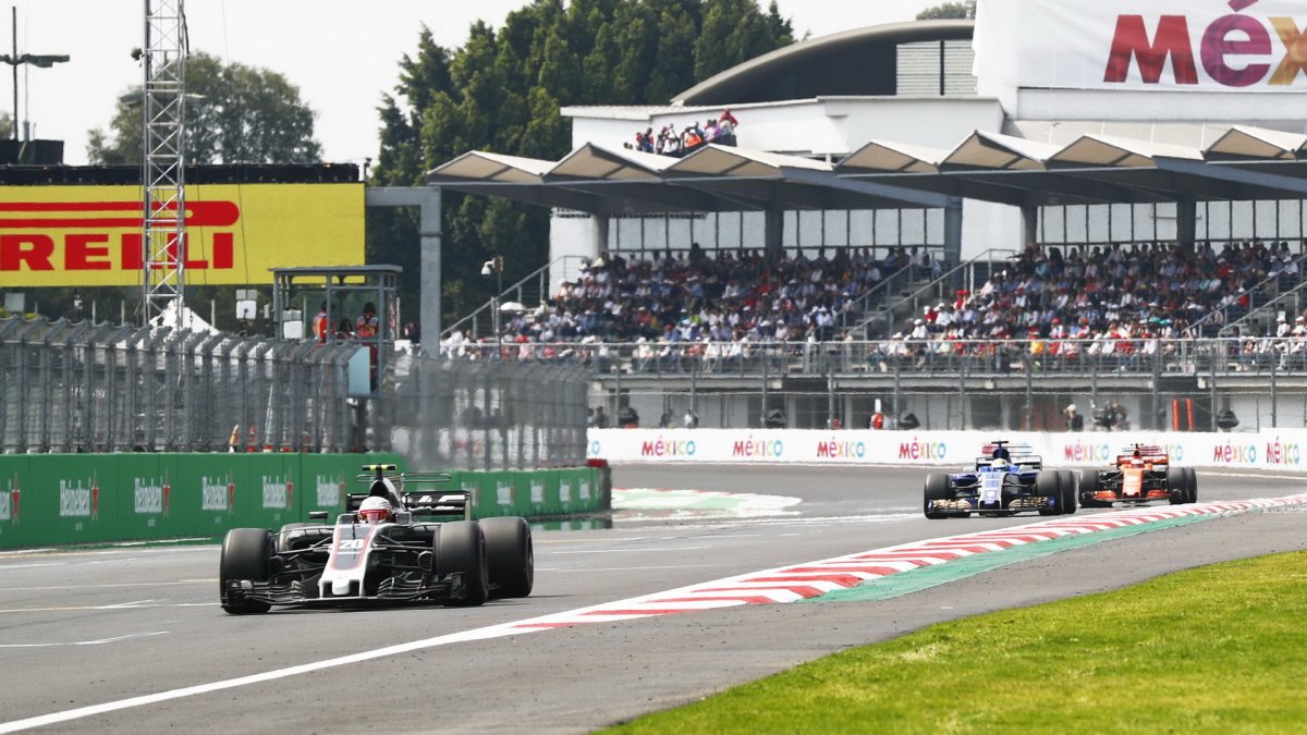 Kevin Magnussen v závodě v Mexiku