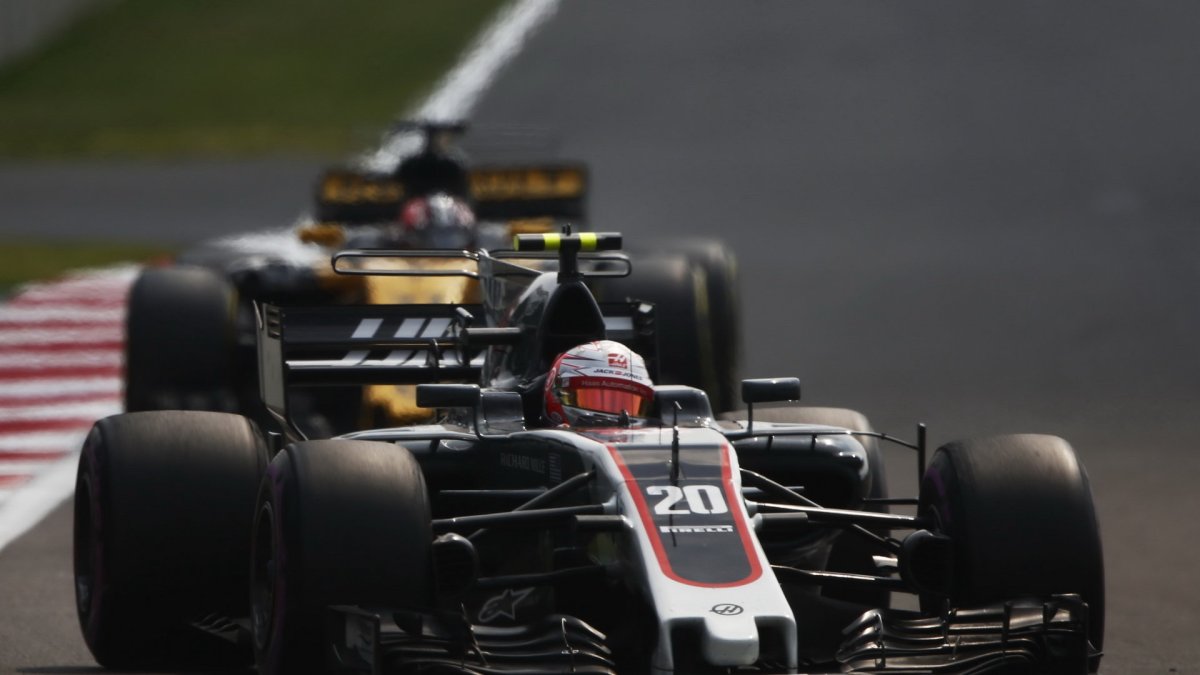 Kevin Magnussen v závodě v Mexiku