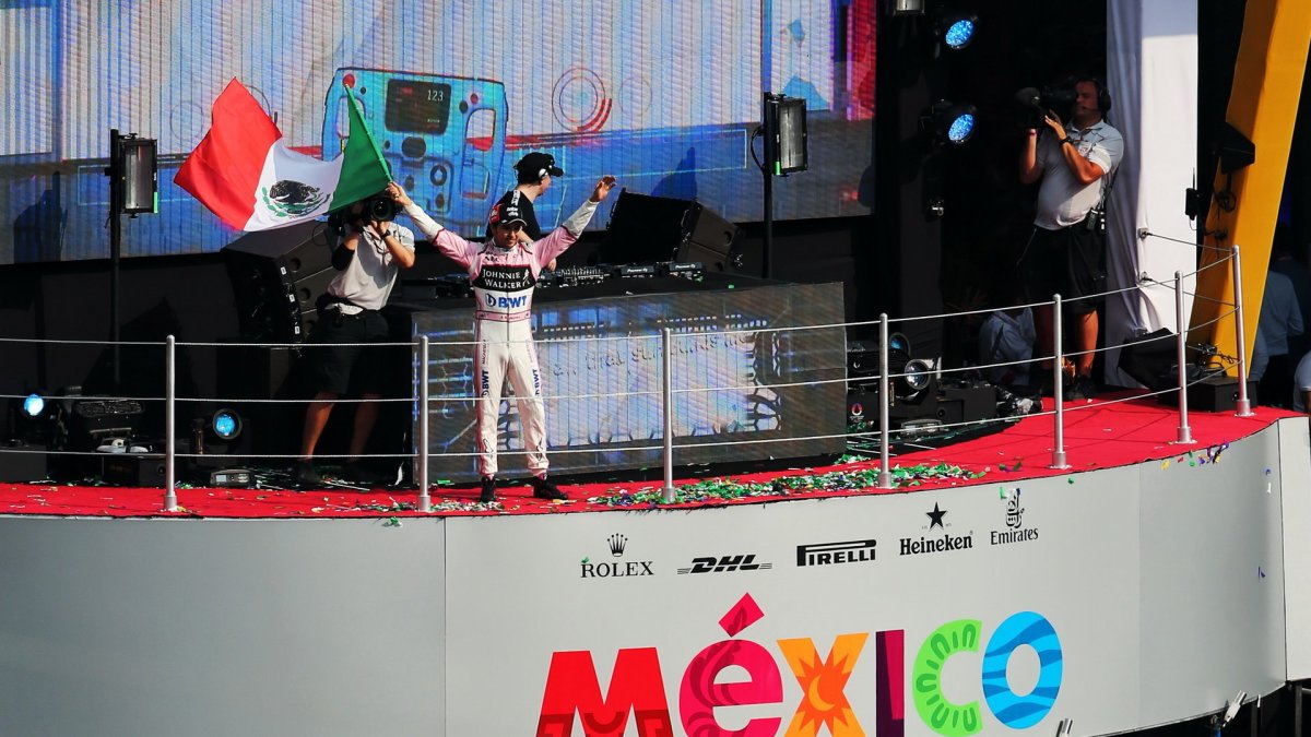 Sergio Pérez zdraví fanoušky na pódiu po závodě v Mexiku