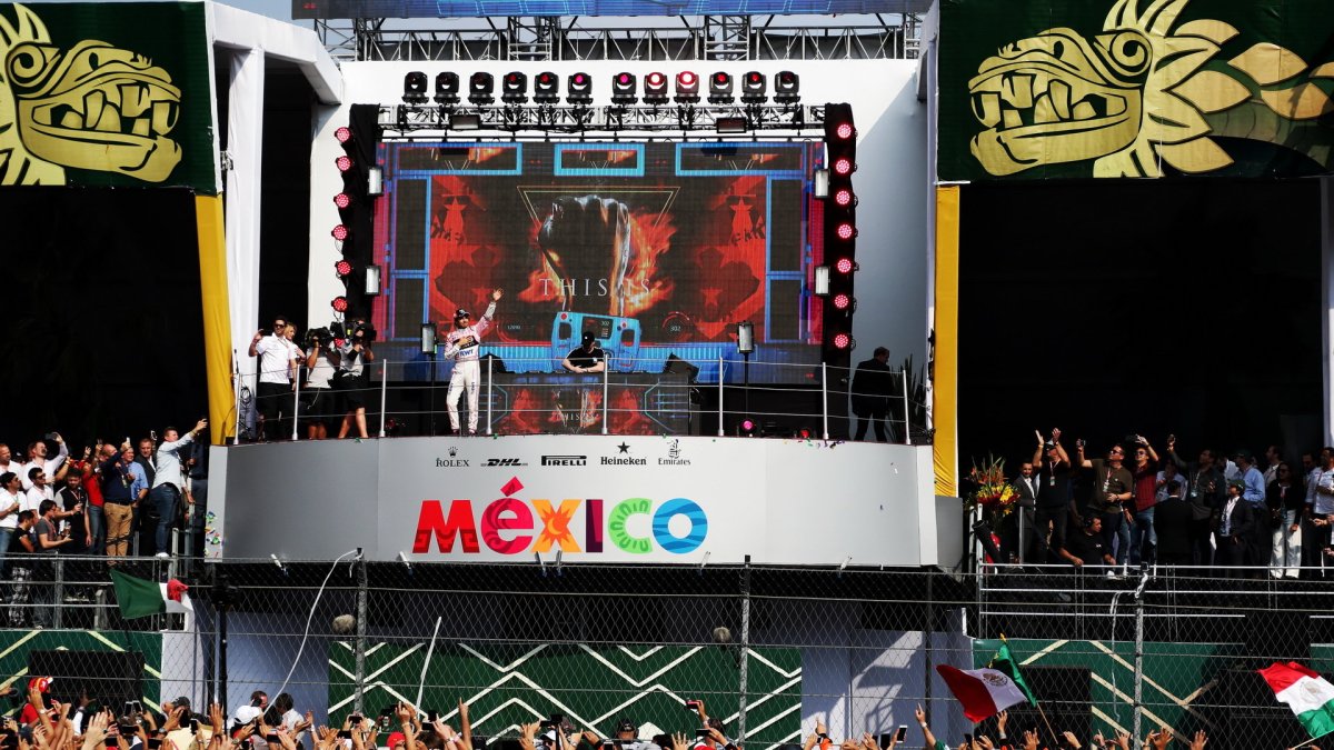 Sergio Pérez zdraví fanoušky na pódiu po závodě v Mexiku