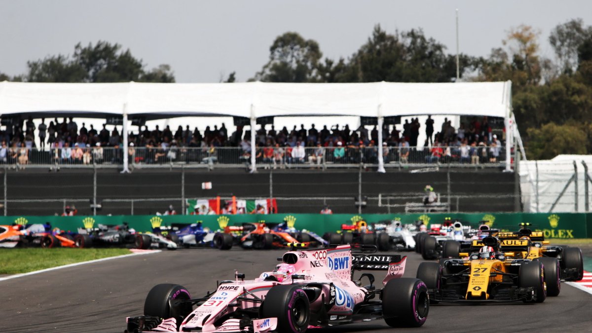 Esteban Ocon a Nico Hülkenberg v závodě v Mexiku