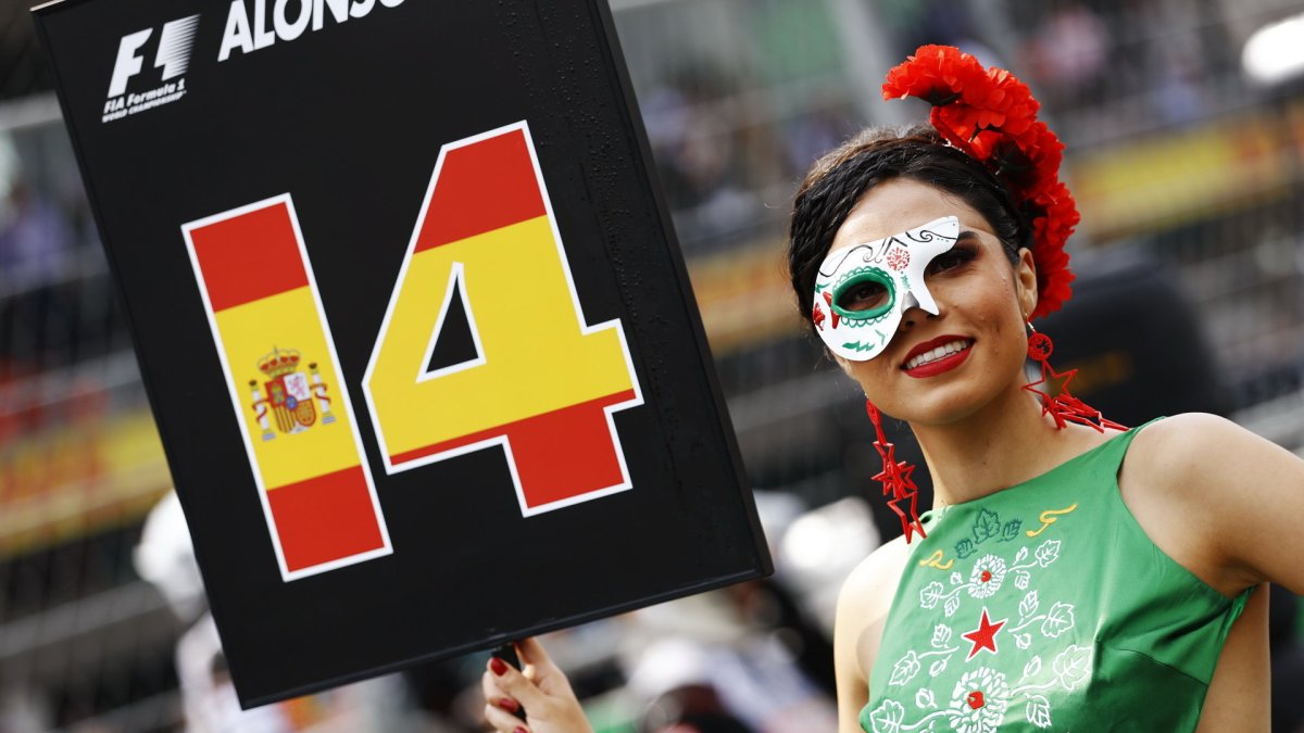 Pitbabe před závodem v Mexiku