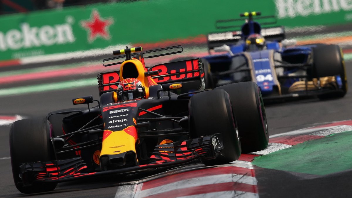 Max Verstappen v závodě v Mexiku