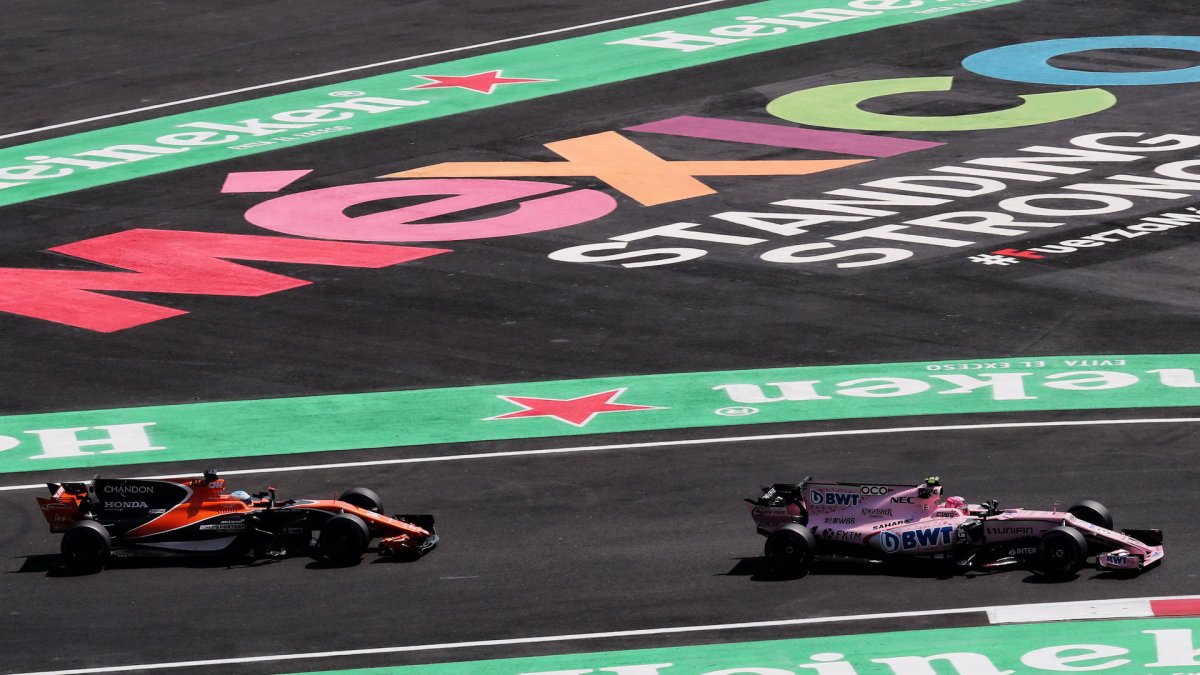 Esteban Ocon a Fernando Alonso v kvalifikaci v Mexiku