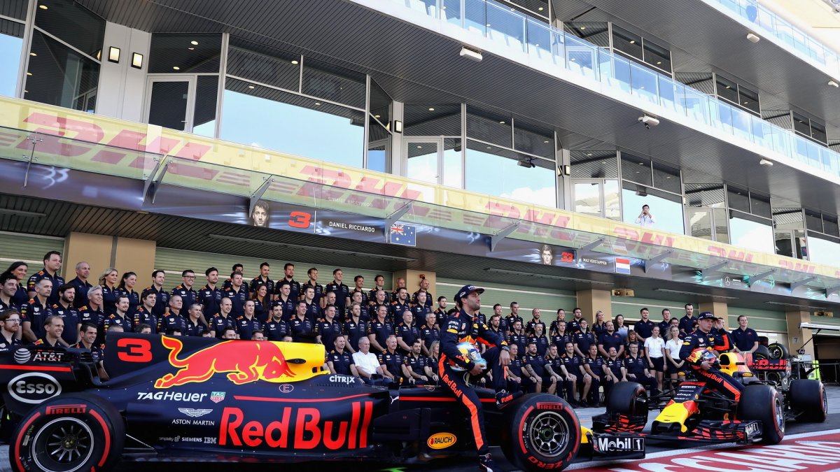 Hromadná fotografie týmu Red Bull v Abú Zabí