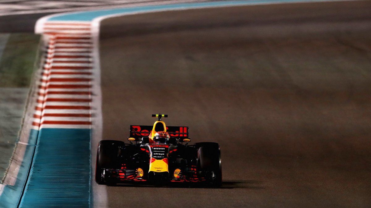 Max Verstappen v závodě v Abú Zabí