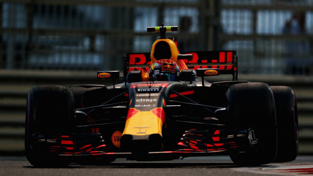 Max Verstappen v závodě v Abú Zabí