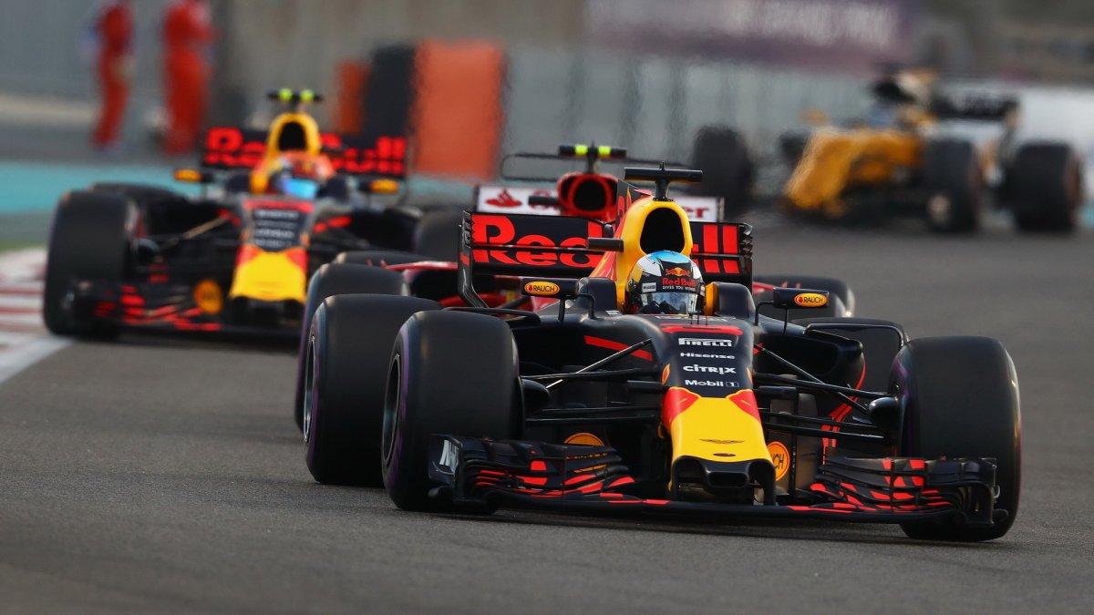 Daniel Ricciardo a Max Verstappen v závodě v Abú Zabí