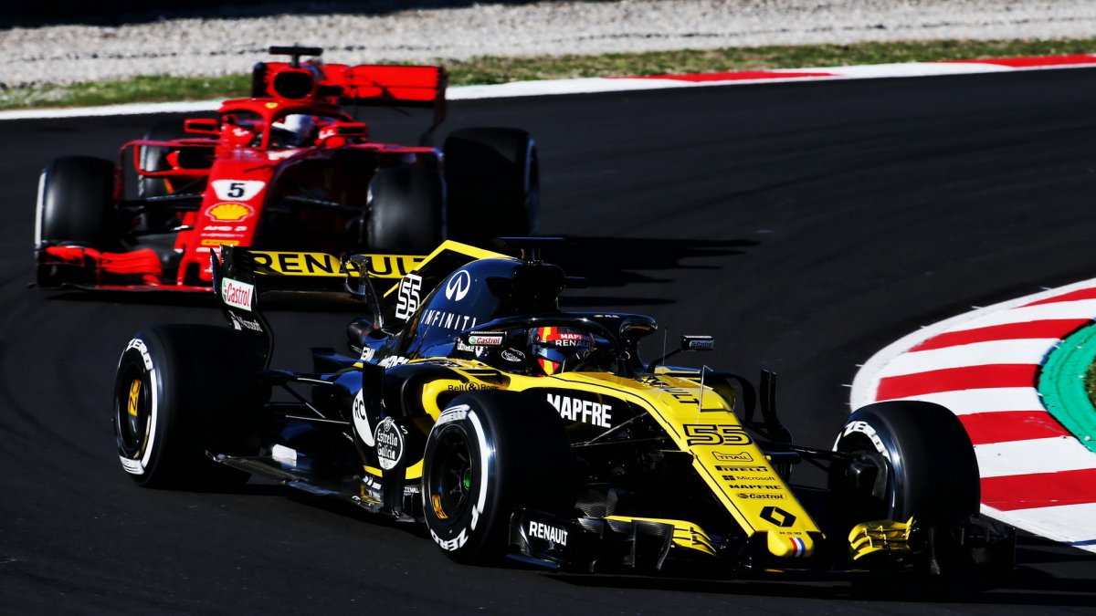Carlos Sainz a Sebastian Vettel v druhých předsezonních testech v Barceloně