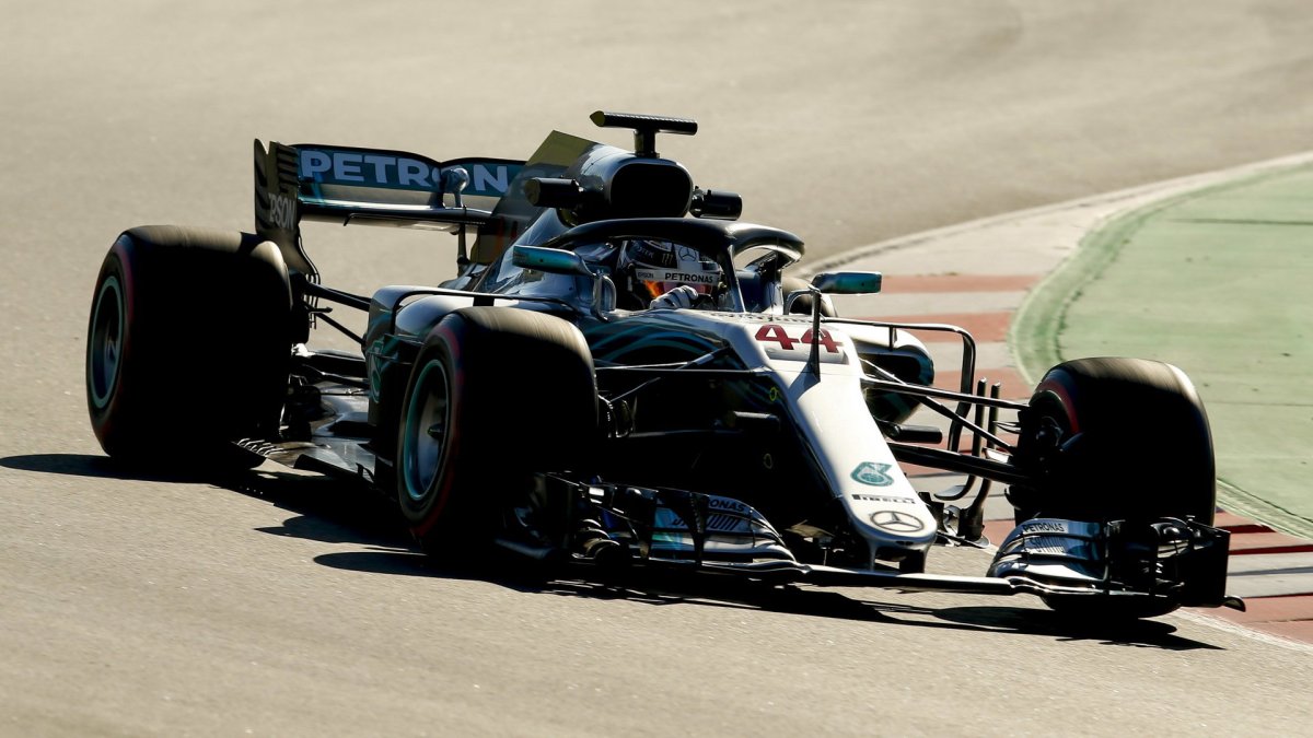 Lewis Hamilton v druhých předsezonních testech v Barceloně