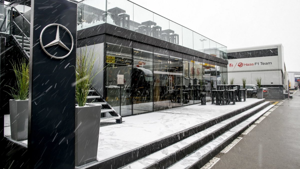 Třetí den předsezonních testů zaskočil všechny, sníh zasypal okruh v Barceloně