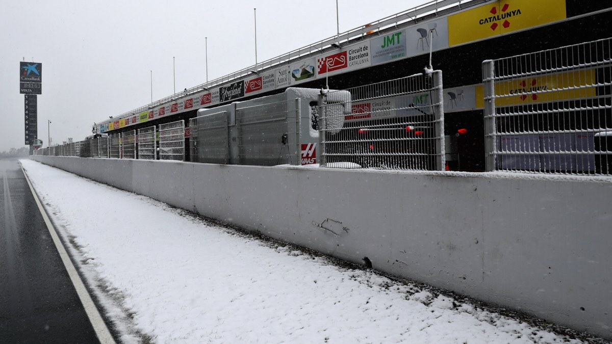 Třetí den předsezonních testů zaskočil všechny, sníh zasypal okruh v Barceloně