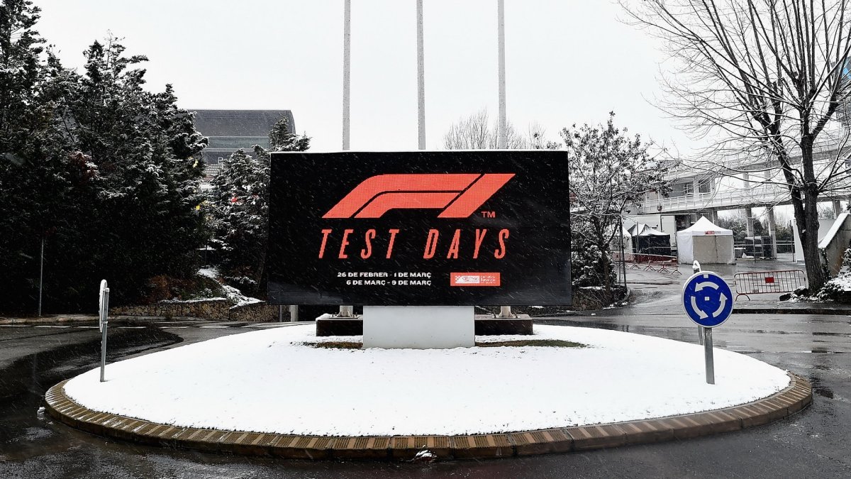 Třetí den předsezonních testů zaskočil všechny, sníh zasypal okruh v Barceloně