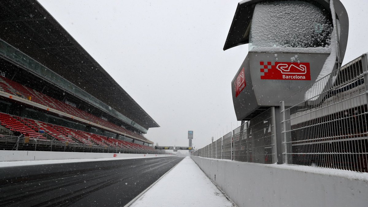 Třetí den předsezonních testů zaskočil všechny, sníh zasypal okruh v Barceloně
