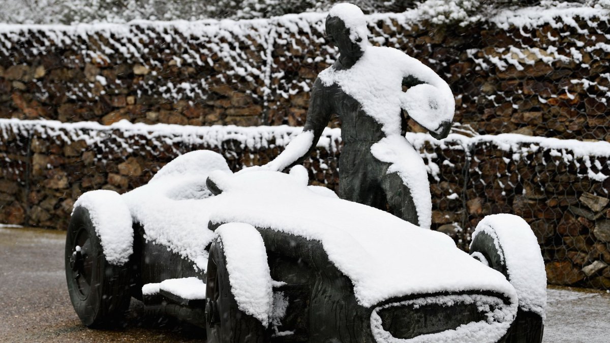 Třetí den předsezonních testů zaskočil všechny, sníh zasypal okruh v Barceloně