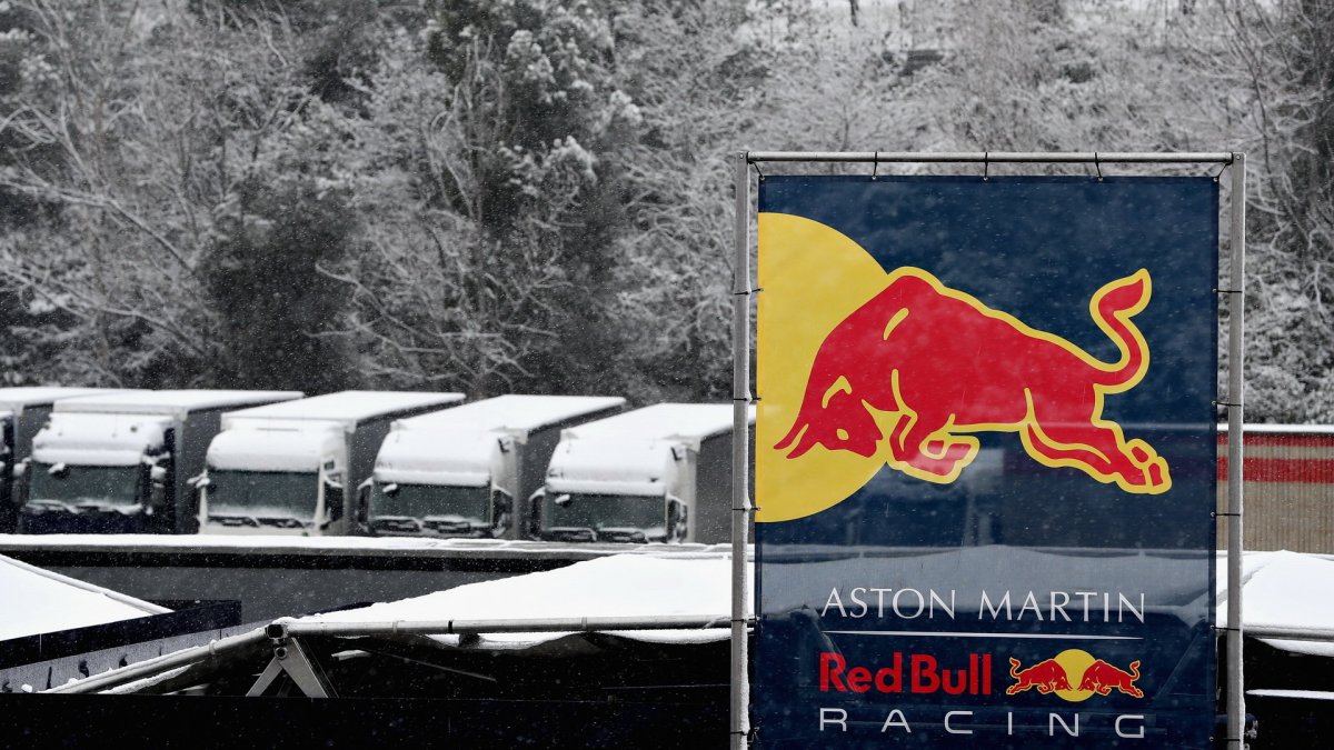 Třetí den předsezonních testů zaskočil všechny, sníh zasypal okruh v Barceloně