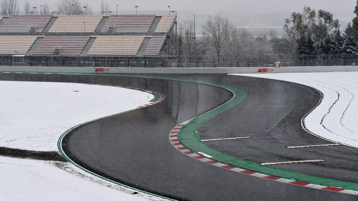 Třetí den předsezonních testů zaskočil všechny, sníh zasypal okruh v Barceloně