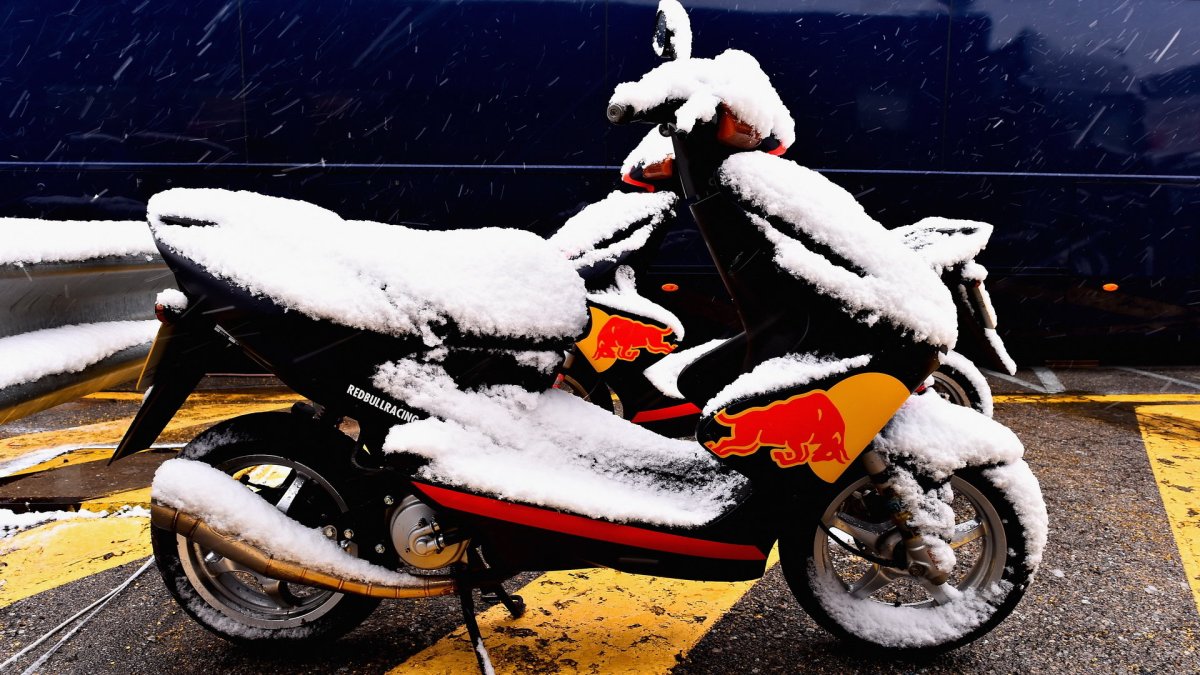 Třetí den předsezonních testů zaskočil všechny, sníh zasypal okruh v Barceloně