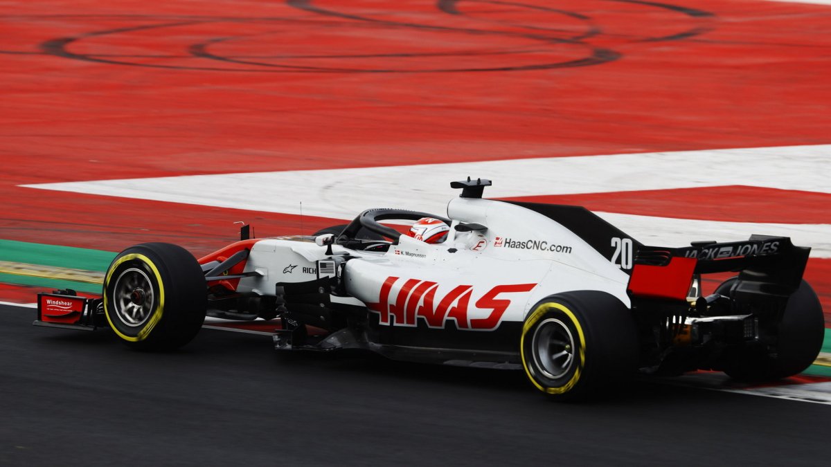 Kevin Magnussen při prvních předsezonních testech v Barceloně
