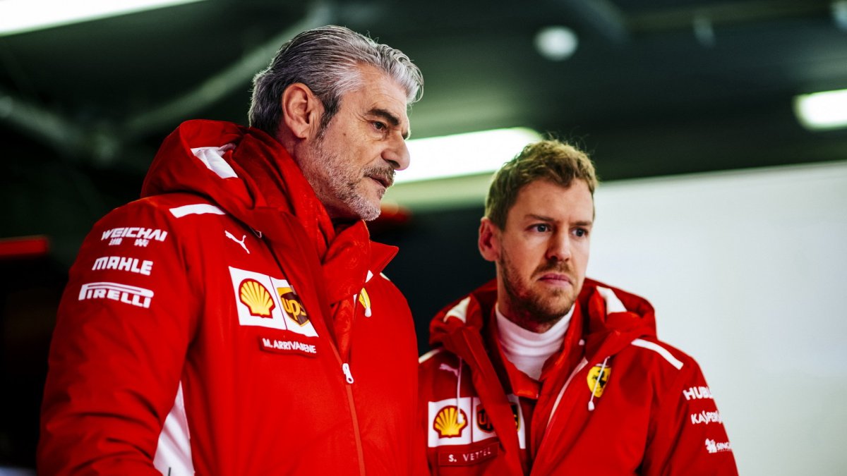 Maurizio Arrivabene a Sebastian Vettel v Barceloně