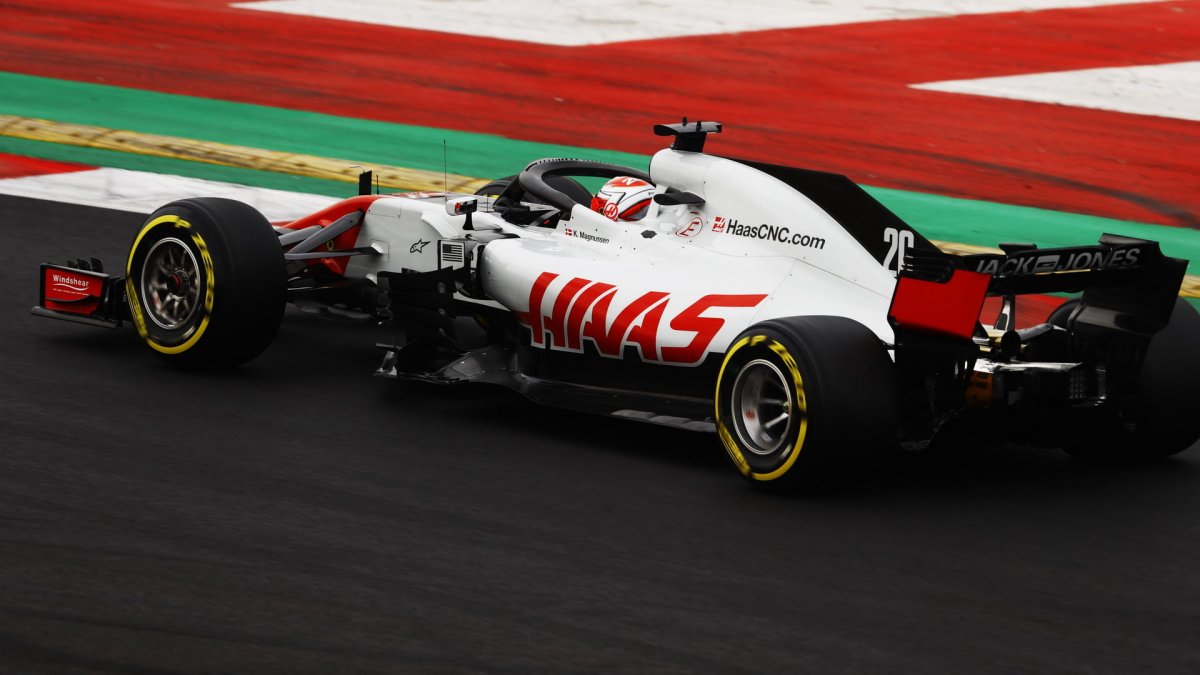 Kevin Magnussen při prvních předsezonních testech v Barceloně