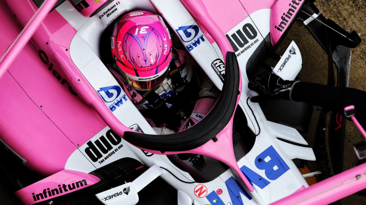 Esteban Ocon při prvních předsezonních testech v Barceloně