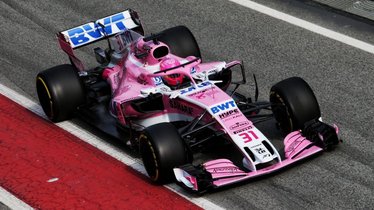 Esteban Ocon při prvních předsezonních testech v Barceloně