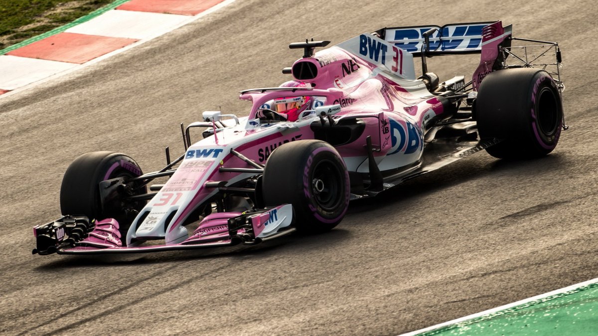 Esteban Ocon při prvních předsezonních testech v Barceloně
