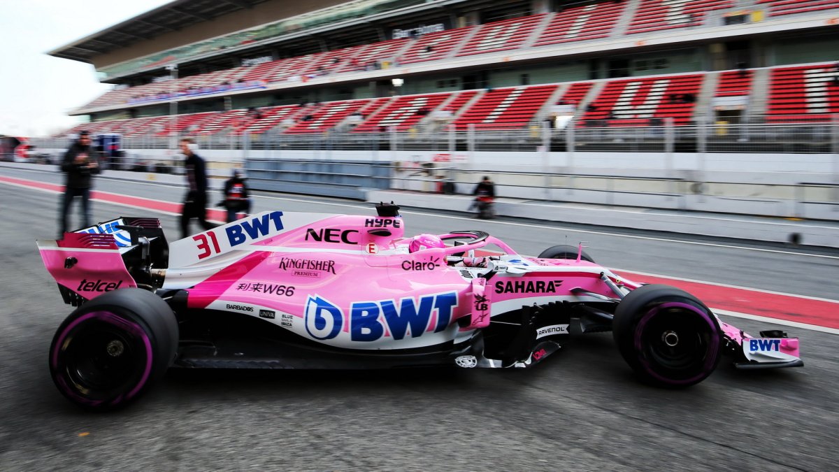 Esteban Ocon při prvních předsezonních testech v Barceloně