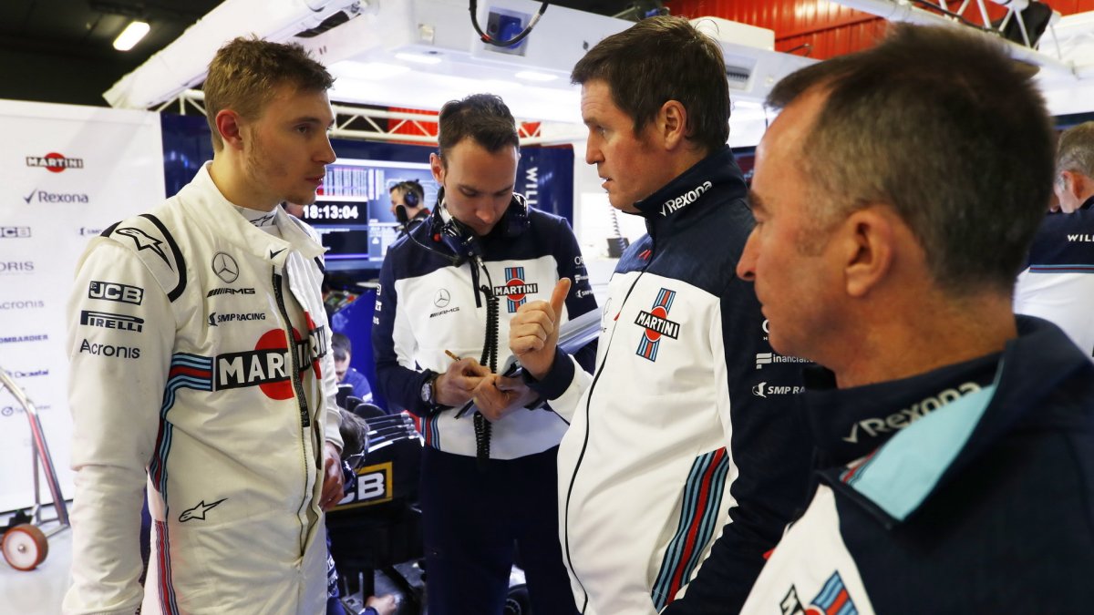 Sergej Sirotkin, Rob Smedley a Paddy Lowe při prvních předsezonních testech v Barceloně