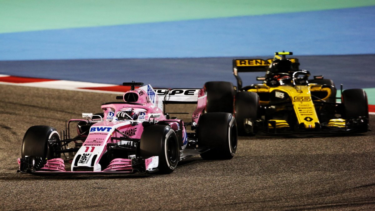 Sergio Pérez a Carlos Sainz v závodě v Bahrajnu
