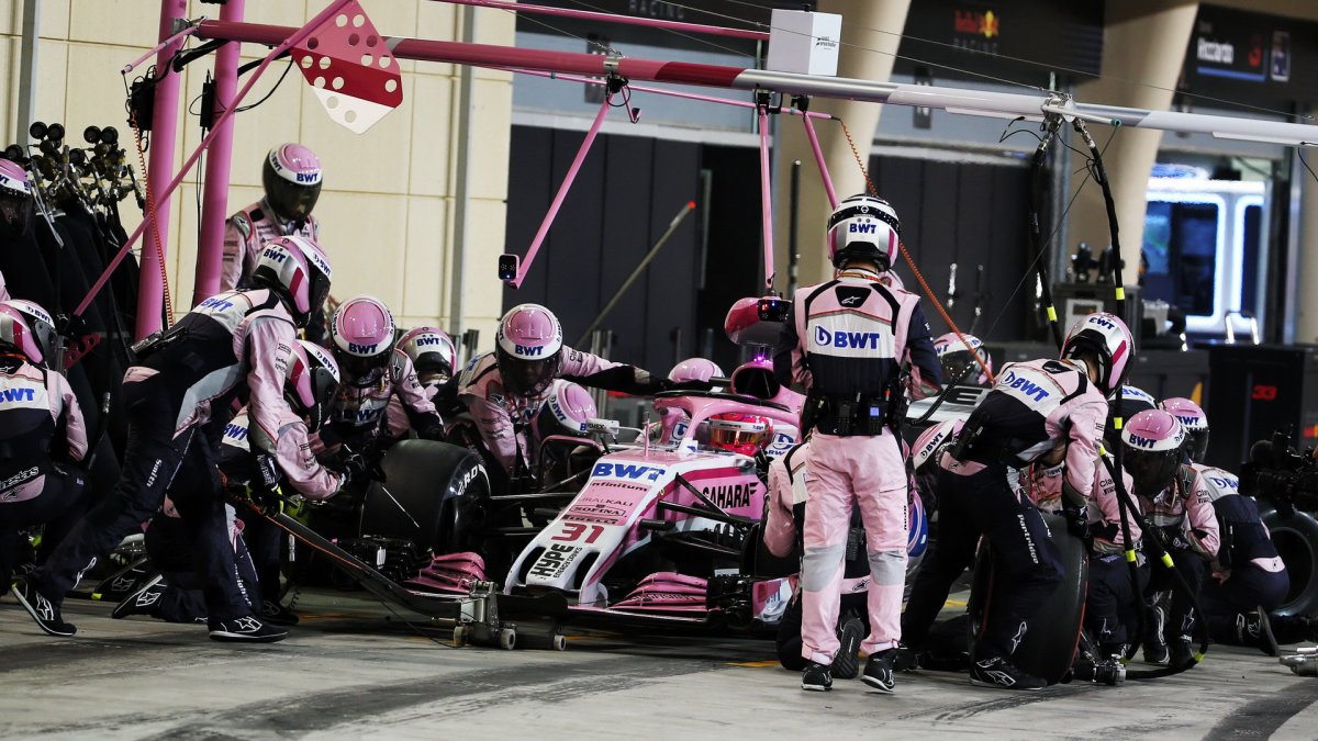 Esteban Ocon v závodě v Bahrajnu
