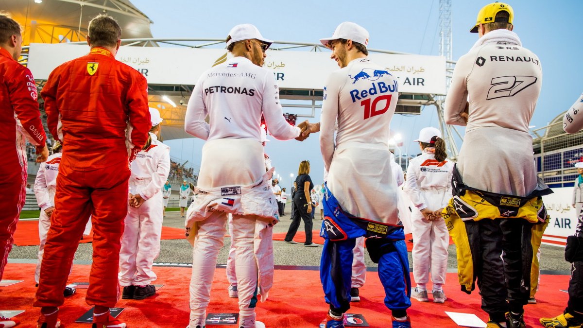 Pierre Gasly a Lewis Hamilton před závodem v Bahrajnu