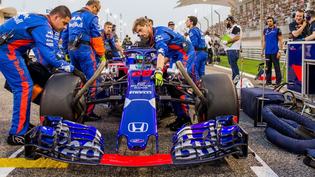 Brendon Hartley před závodem v Bahrajnu