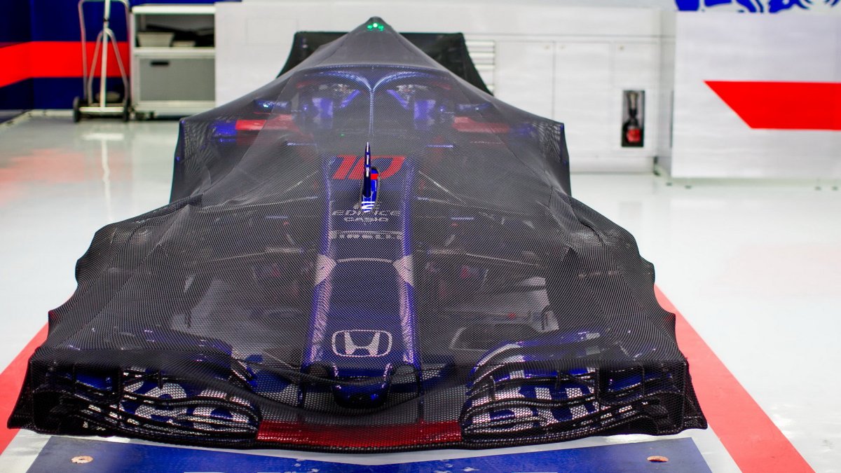 Vůz Toro Rosso nachystán na závod v Bahrajnu